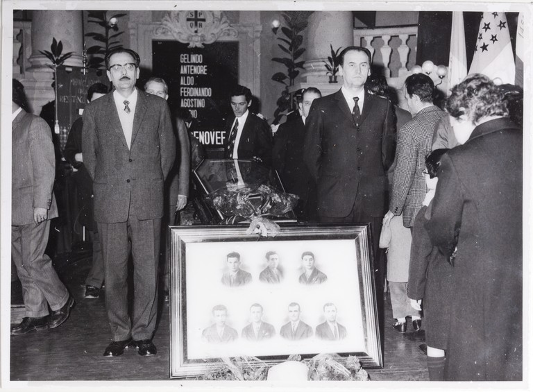 Gattatico-Reggio Emilia, 27-30 marzo 1970, Funerali di Alcide Cervi, camera ardente di Alcide nella Sala del Tricolore di Reggio Emilia, picchetto d'onore